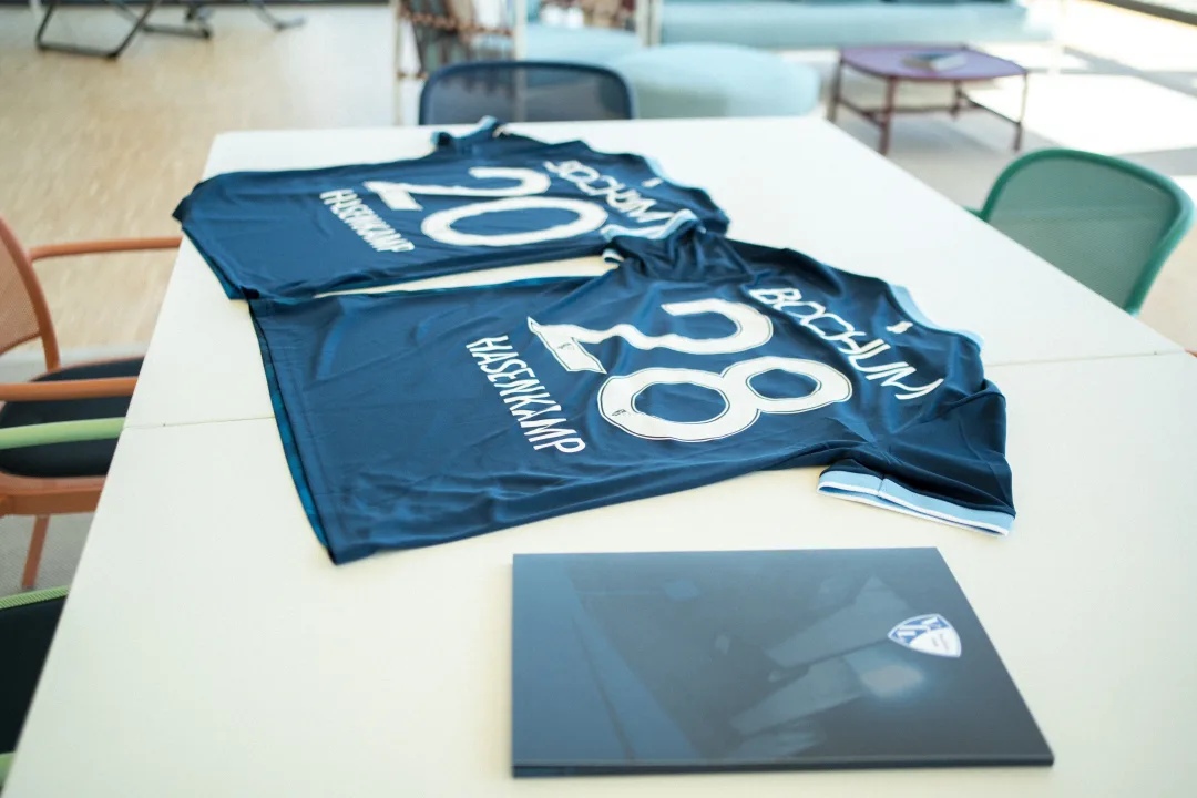 VfL Bochum Trikots mit den Rückennummern 20 und 28 und dem Schriftzug Hasenkamp