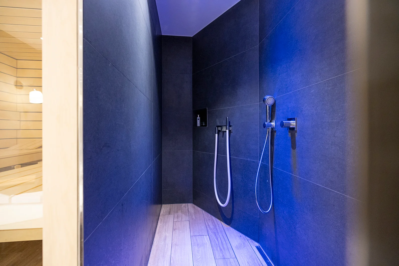 Wellnessbereich mit Sauna, Wellnessdusche und Whirlpool in Niedersprockhövel