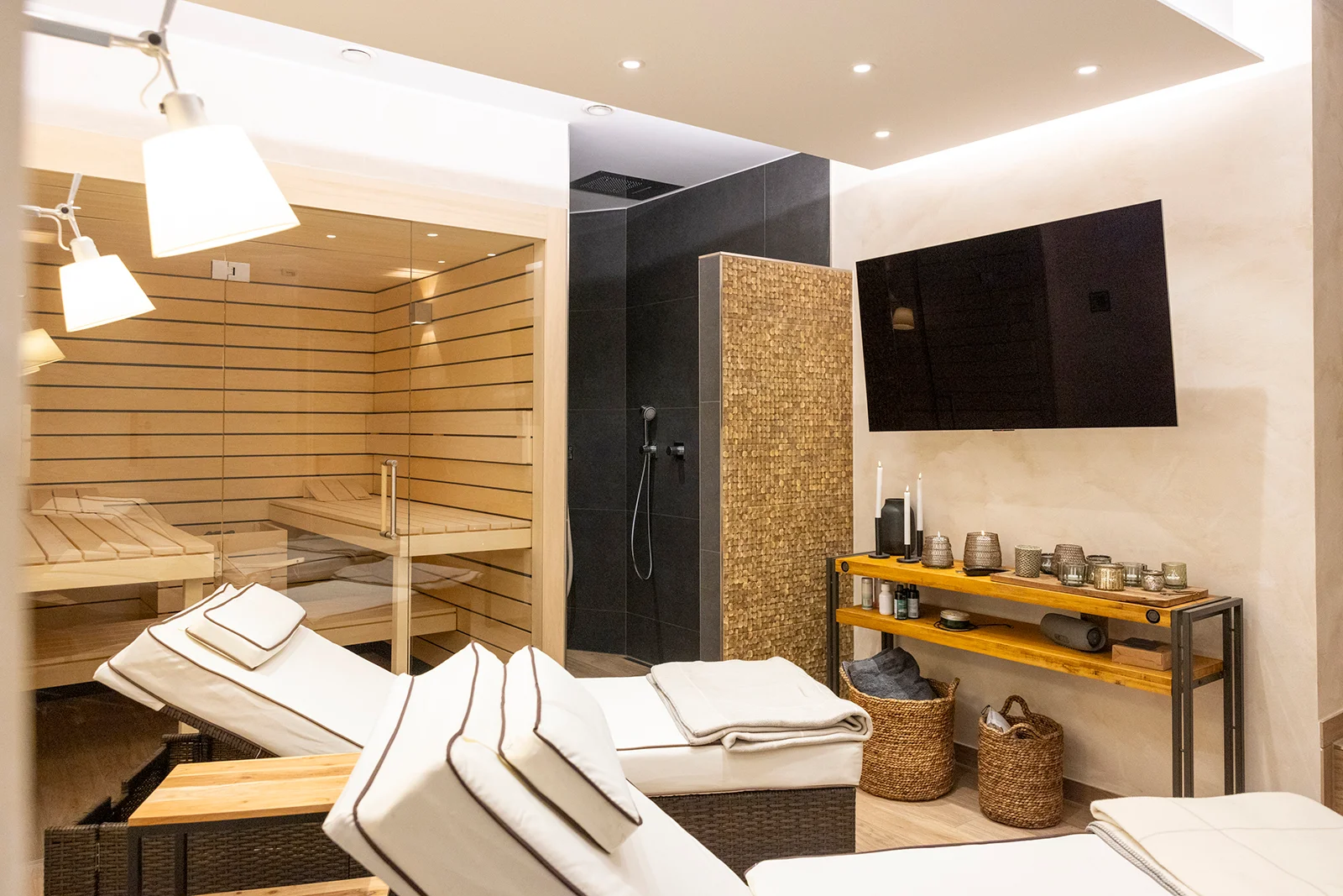 ​Wellnessbereich mit Sauna, Wellnessdusche und Whirlpool in Niedersprockhövel