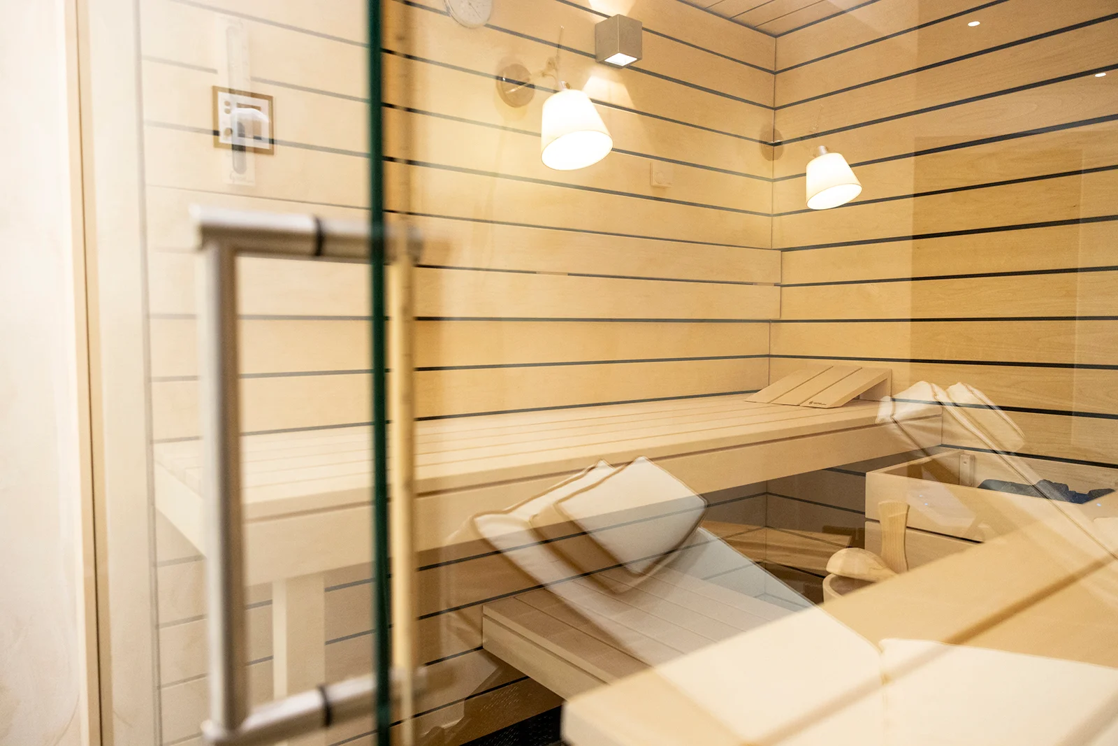 ​Wellnessbereich mit Sauna, Wellnessdusche und Whirlpool in Niedersprockhövel