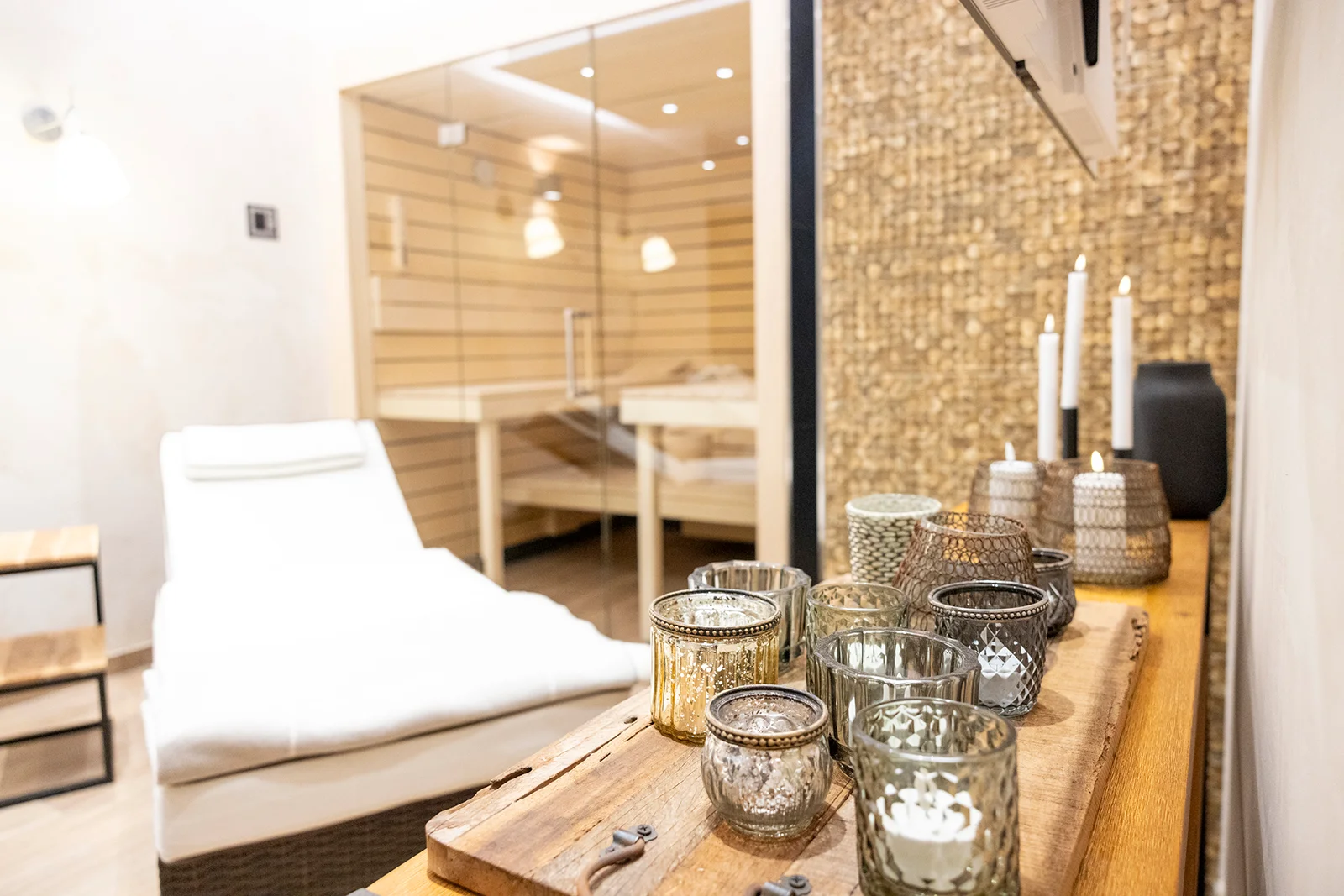 ​Wellnessbereich mit Sauna, Wellnessdusche und Whirlpool in Niedersprockhövel