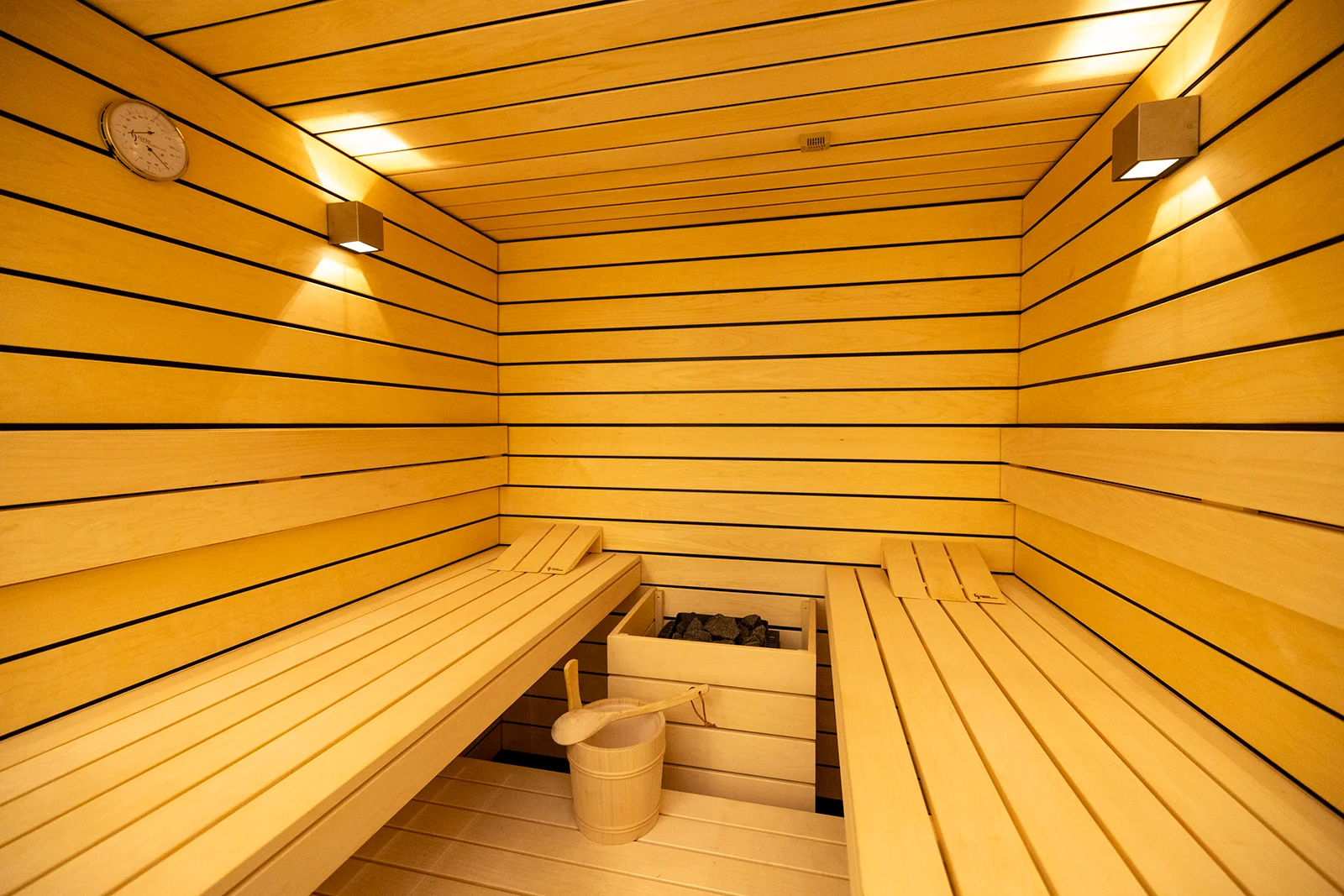 Wellnessbereich mit Sauna, Wellnessdusche und Whirlpool in Niedersprockhövel