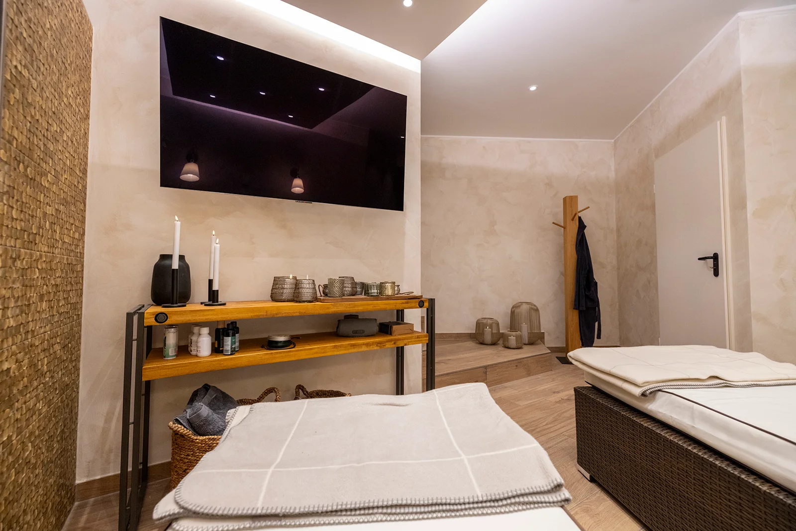 Wellnessbereich mit Sauna, Wellnessdusche und Whirlpool in Niedersprockhövel